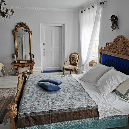 Chateau De Bed & Breakfast